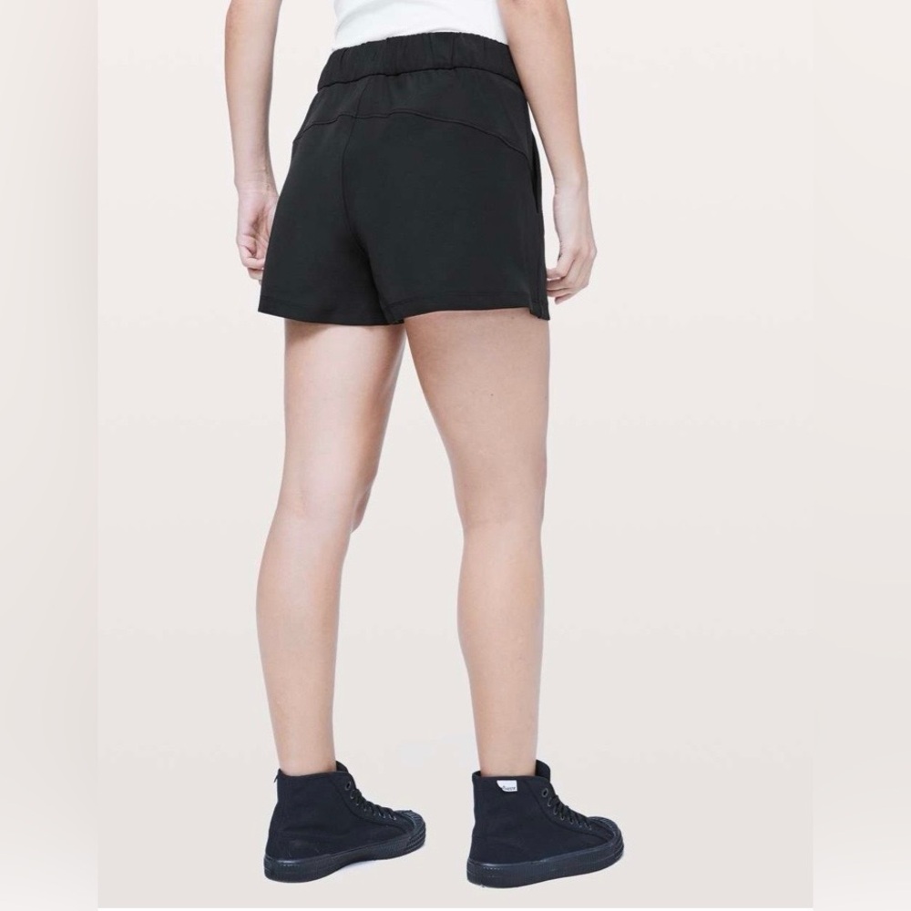 Lululemon Women’s Shorts Black On The Fly Shorts Elastic Waist size 4 - Picture 2 of 11